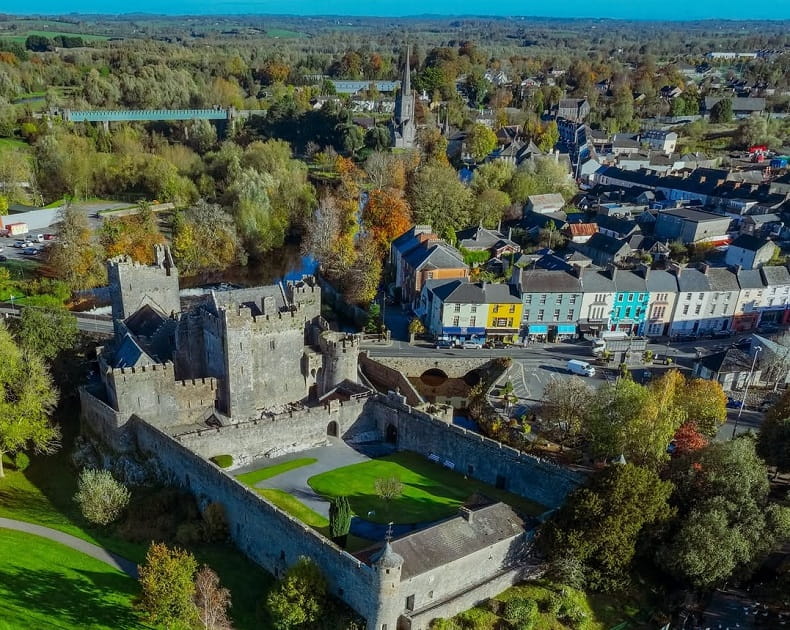 Cahir Castle con il paesaggio della Contea di Tipperary
