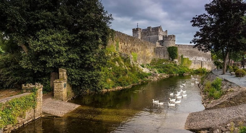 Fiume Suir che scorre accanto al Cahir Castle in Irlanda